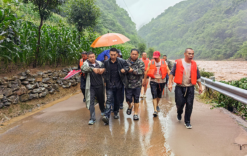 【1】鄭祖軍在山岩上苦撐9小時后，最終獲救。鎮雄融媒供圖