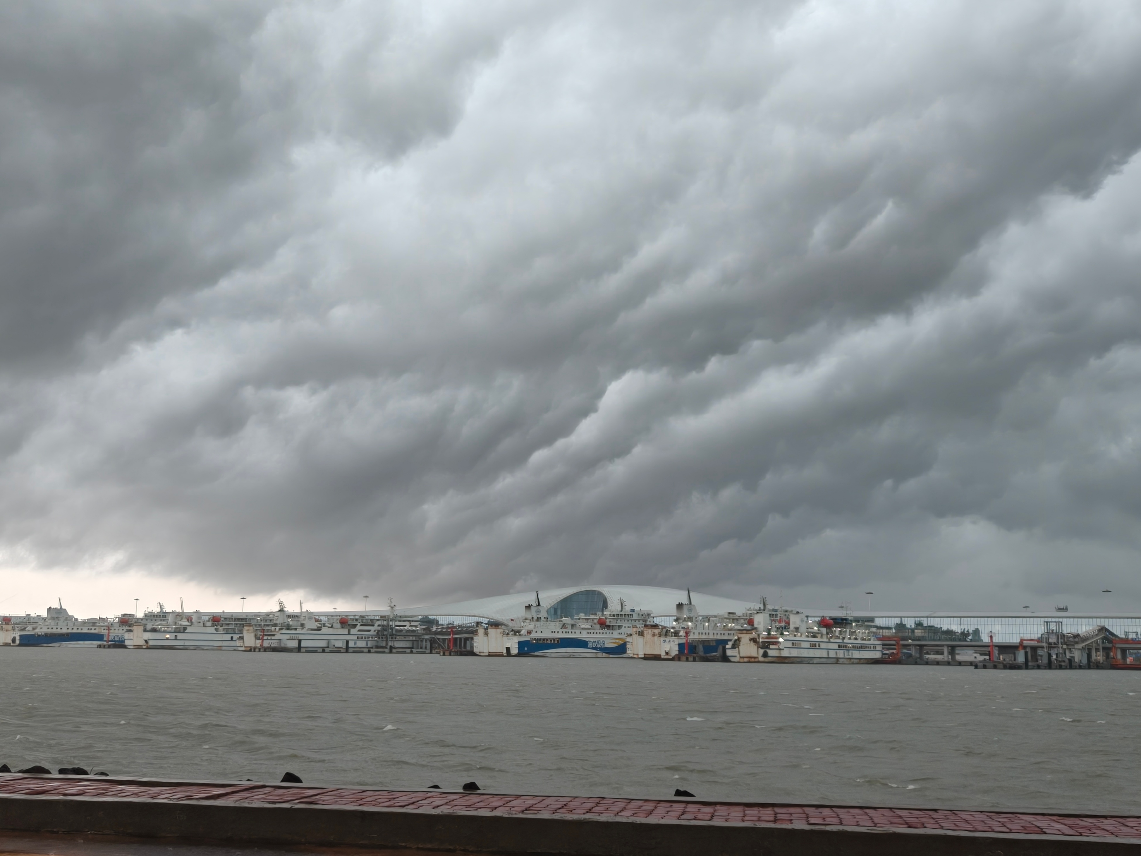 受台風“韋帕”影響，瓊州海峽航線將全線停運，圖為7月19日的徐聞港。湛江海事局供圖