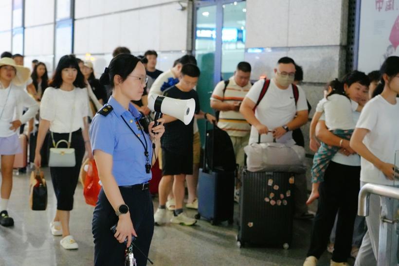 廈門站工作人員在站台引導旅客有序出站。安昕宇攝